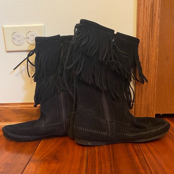 Minnetonka 1689 fringe boot. Size 6. - Picture 3 of 6